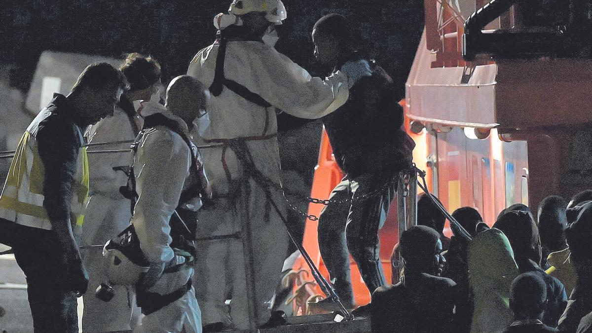 Desembarco en El Hierro de un grupo de 175 personas rescatadas por Salvamento Marítimo.