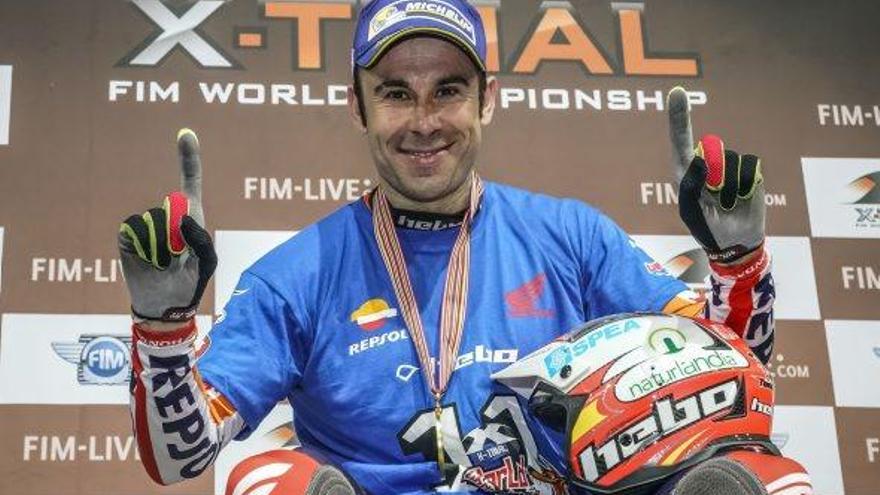 Toni Bou, al podi de Niça amb la samarreta commemorativa de l&#039;onzè títol mundial en pista coberta