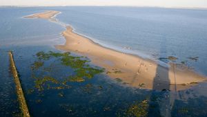 Un edifici de la costa de França, a punt de ser engolit pel mar