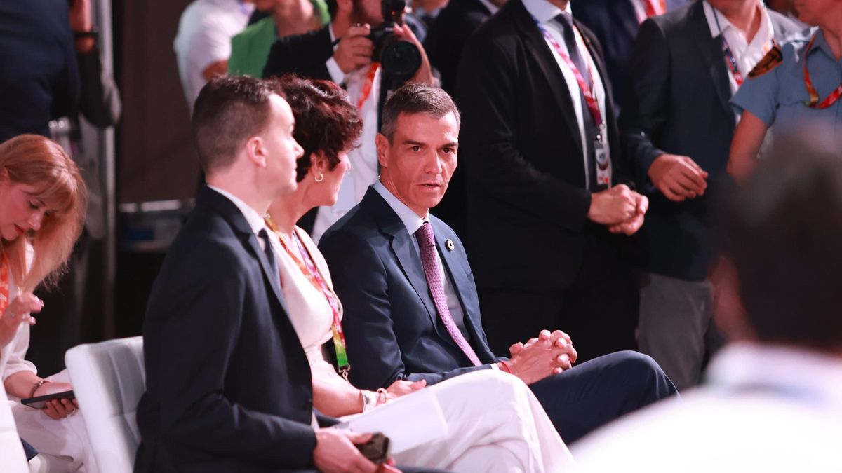 El presidente del Gobierno, Pedro Sánchez, junto al embajador de España ante la ONU, Héctor Gómez y la ministra de nclusión, Seguridad Social y Migraciones, Elma Saiz, en la IV Conferencia Internacional sobre la Financiación para el Desarrollo de la ONU.