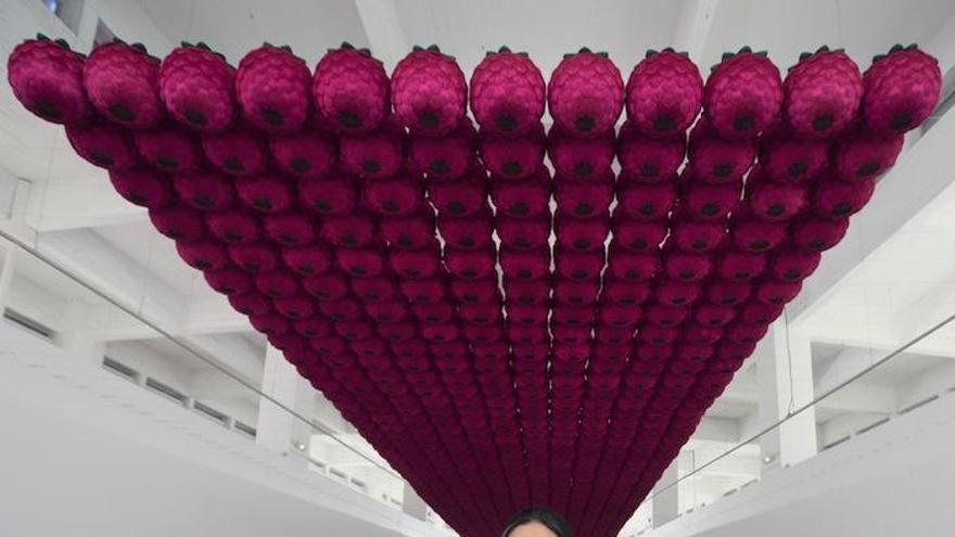 La artista coreana Kimsooja posa ante los mas de setecientos farolillos budistas con forma de flor de loto suspendidos en el aire que la artista ve como una &quot;alfombra voladora&quot; .