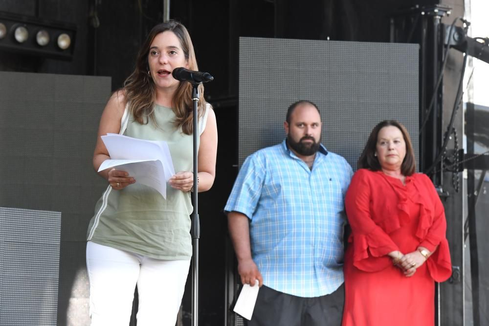 Inés Rey lee el pregón de Os Castros