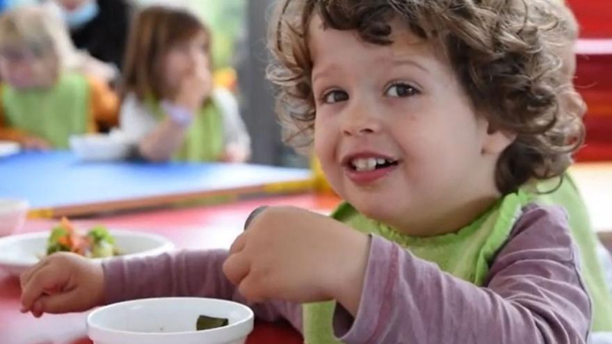 Un niño, en uno de los ecocomedores de Biosfera del área coruñesa. |   // L. O.