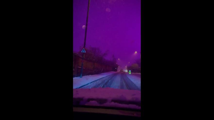 Reino Unido: un cielo rosa desconcerta a los residentes de Birmingham durante una tormenta de invierno