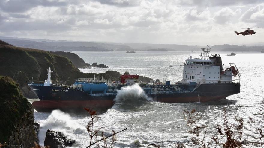 El &#039;Blue Star&#039;, encallado en la ría de Ares.