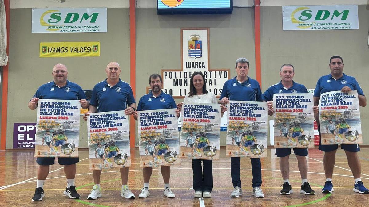 Por la izquierda, Miguel Melendo, Miguel García, Enrique Martín Fernández, Silvia García, José Luis Suárez, José Vicente Suárez y José Manuel Suárez en la presentación del torneo.