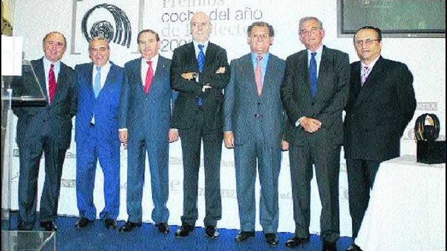 Pedro Toledano, Enrique Hernández Luike, Carlos Gracia, Màrius Carol, José Manuel Machado, Juan Antonio Fernández de Sevilla y Francisco Javier Moll de Miguel, de izquierda a derecha, en el acto de la entrega de los premios «Coche del año de los lectores» 2008.