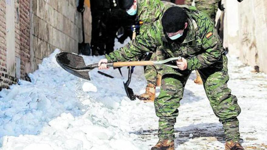 Soldados del Ejército de Tierra limpian las calles de Toledo tras el paso de la borrasca Filomena en enero.