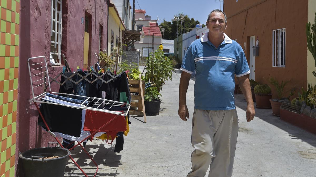 Juan Rodríguez, cocinero de hotel,  camina por las calles de El Pedrazo Alto sin mascarilla solo para la fotografía.