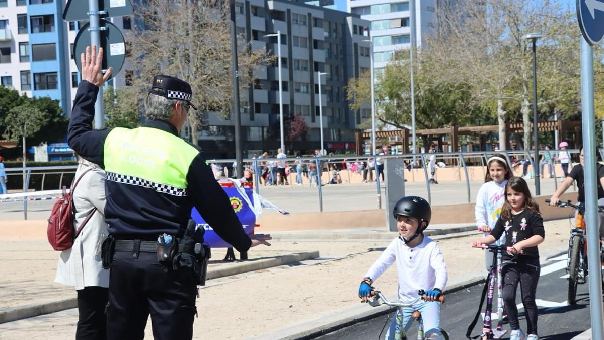Un agente regula el tráfico en el parque vial