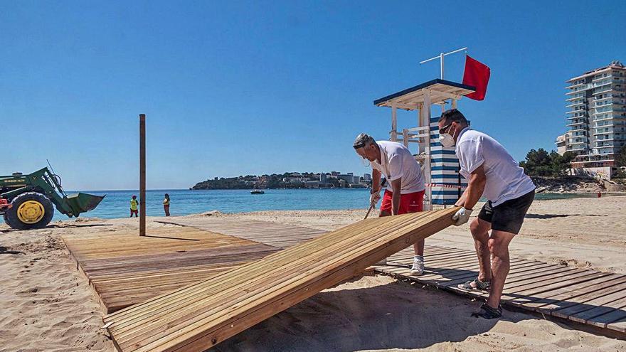 Dos operarios acondicionan el acceso a una playa de Calvià (Mallorca), ayer.