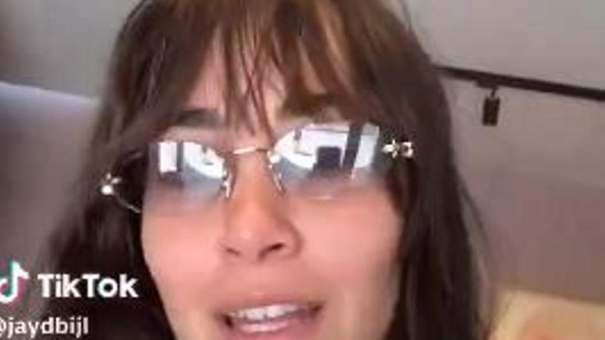 Aitana en un vídeo saluda a dos fans.