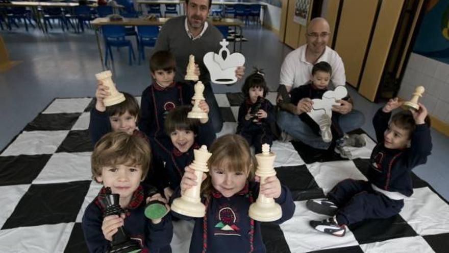 Los pequeños de la Escuela Infantil San Jorge entre las figuras y tableros del ajedrez.