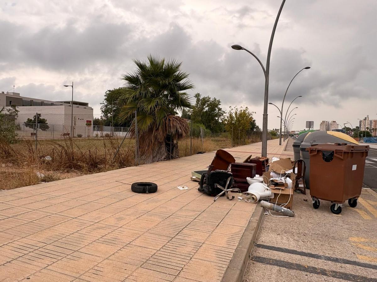 Enseres y residuos se amontonan durante días junto a los contenedores de la Gran Vía Comunitat Valenciana.