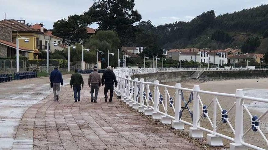 El paseo de la playa de Santa Marina, lleno de piedras por el fuerte oleaje