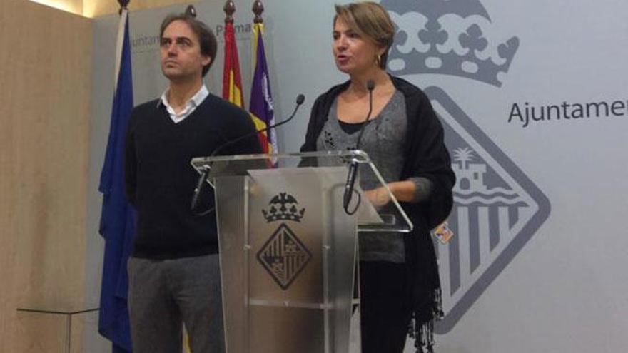 La portavoz del PP, Margalida Durán, y el concejal y diputado autonómico de este partido, Álvaro Gijón.