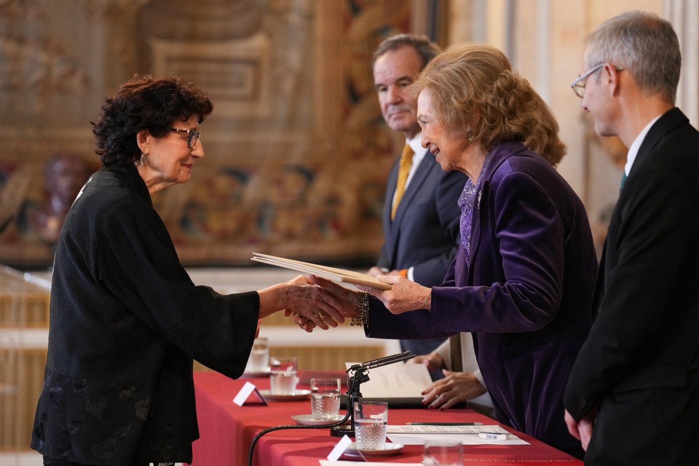 La Reina Sofía entrega a Olvido García Valdés el premio de Poseía Iberoamericana