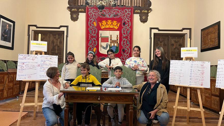 Niños y adolescentes también votan en Zamora: urnas infantiles en la ciudad  de cara al 20-N