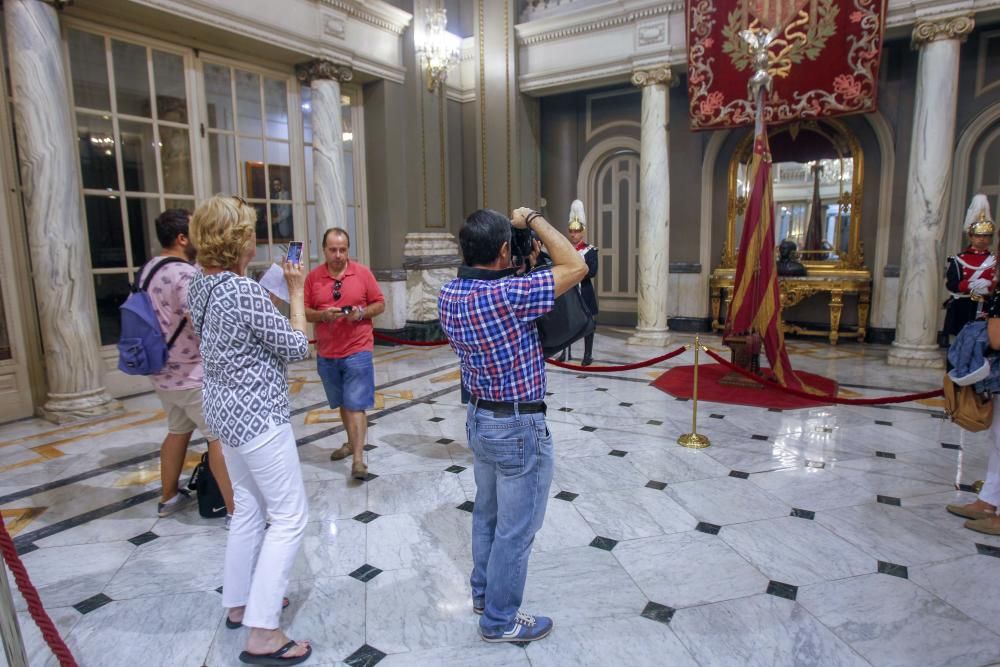 Los valencianos visitan la Real Senyera, expuesta en la sala de cristal