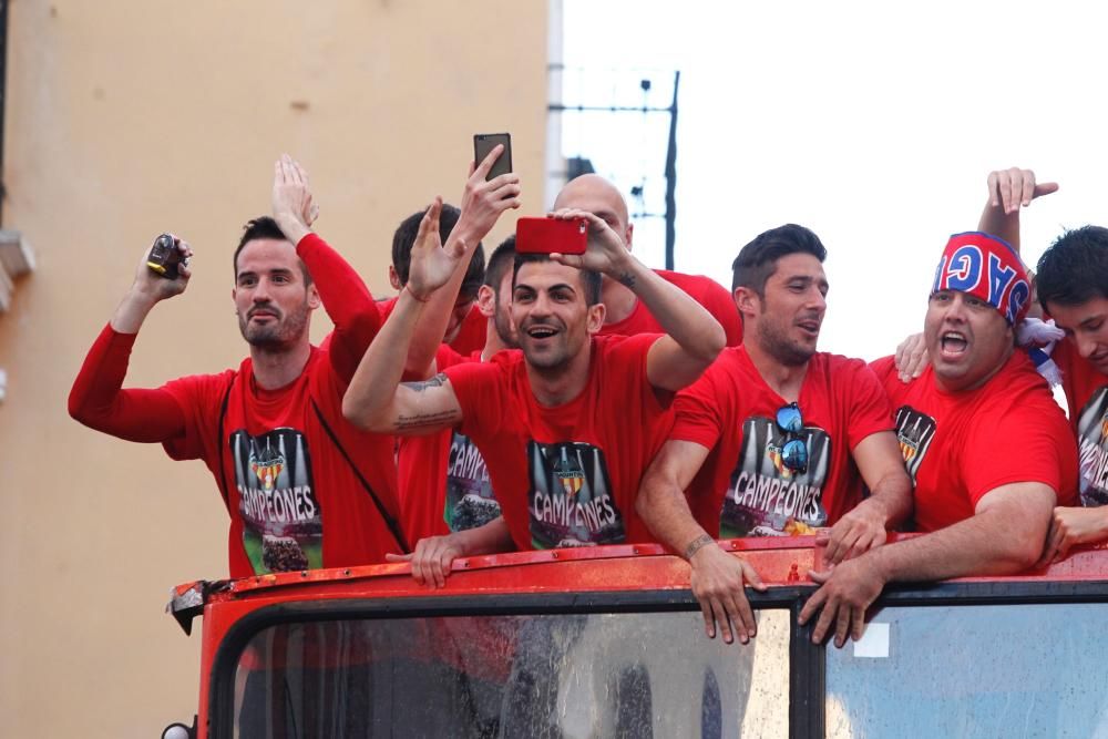 El Atlético Saguntino celebra el título de campeón por todo lo alto