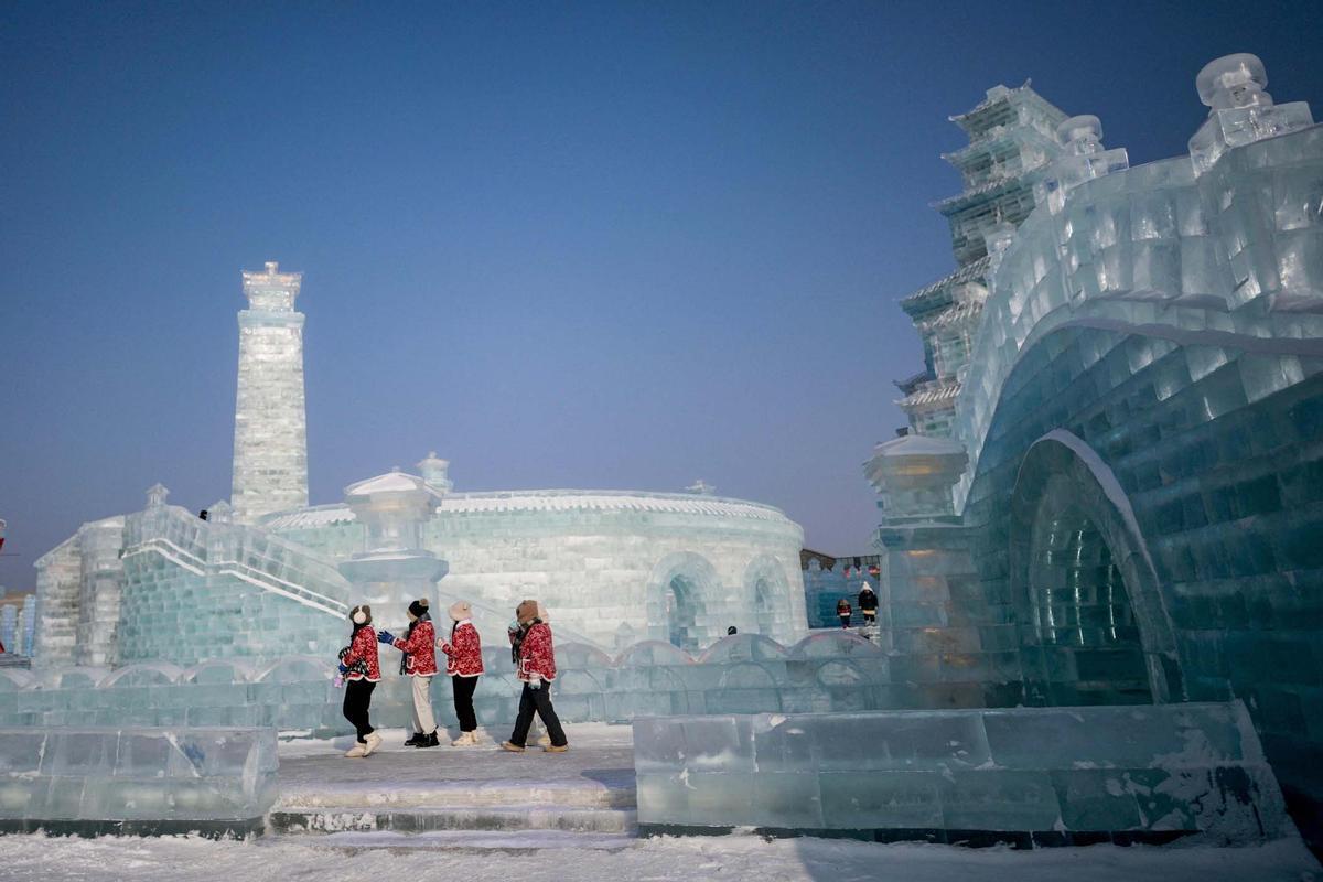 Esculturas y castillos de nieve en festivales de hielo de Moscú y  Heilongjiang, en el norte de China