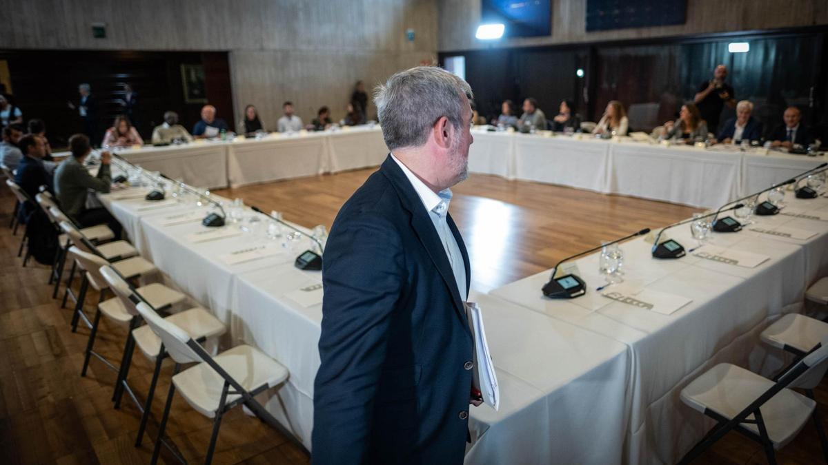 El presidente de Canarias, Fernando Clavijo, reúne a los presidentes de los cabildos, así como a los portavoces de los grupos parlamentarios, a los representantes de la Fecam y de las entidades del tercer sector.