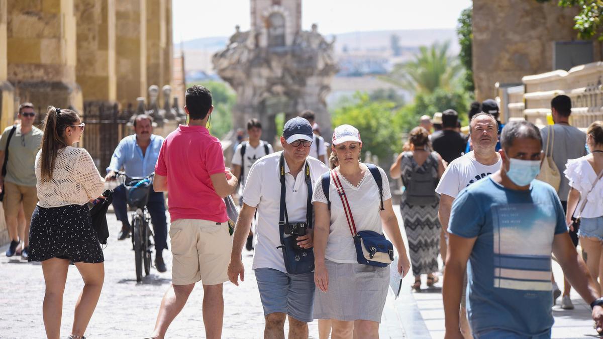 Turistas recorren el entorno de la Mezquita Catedral.