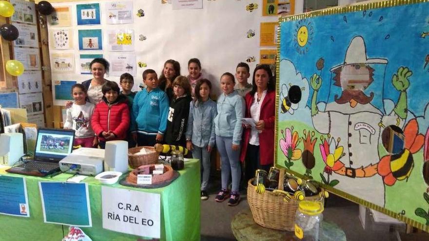 Alumnos y profesores del Ría del Eo, en la feria gijonesa.