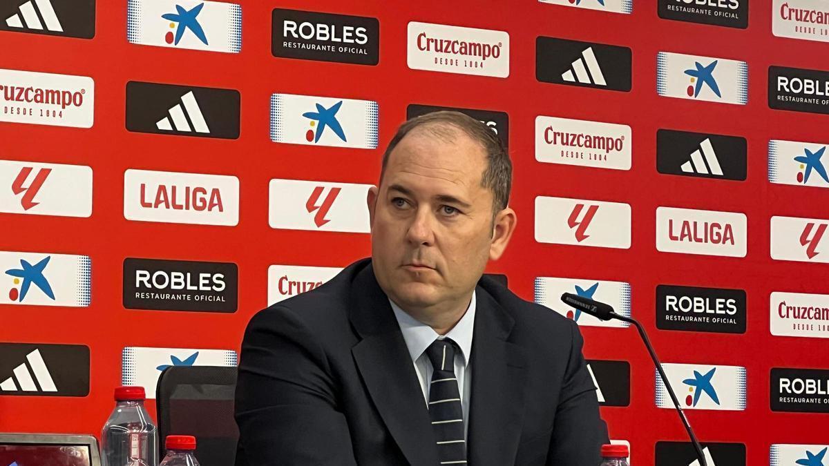 José Ignacio Navarro, director deportivo del Sevilla FC, en la presentación de Juan Iglesias, Guridi y Sangante