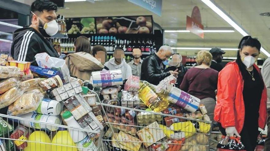 Compras masivas en los supermercados de Madrid tras anunciar las medidas excepcionales.