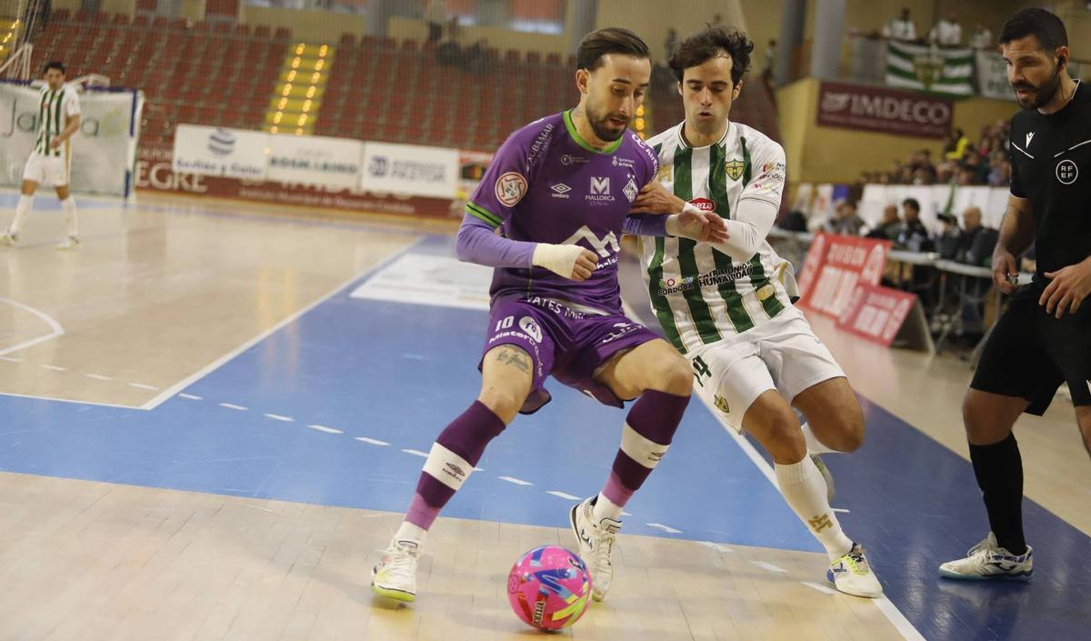 Pablo del Moral pugna con un adversario.