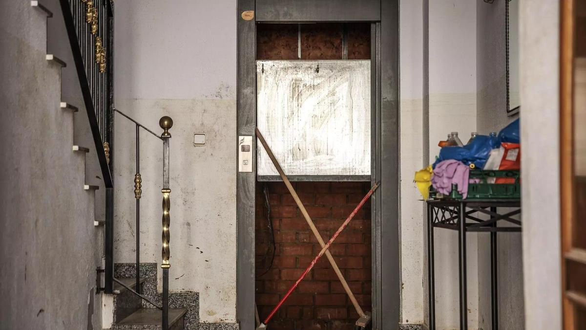 Un ascensor fuera de servicio por la dana en uno de los municipios de la zona cero