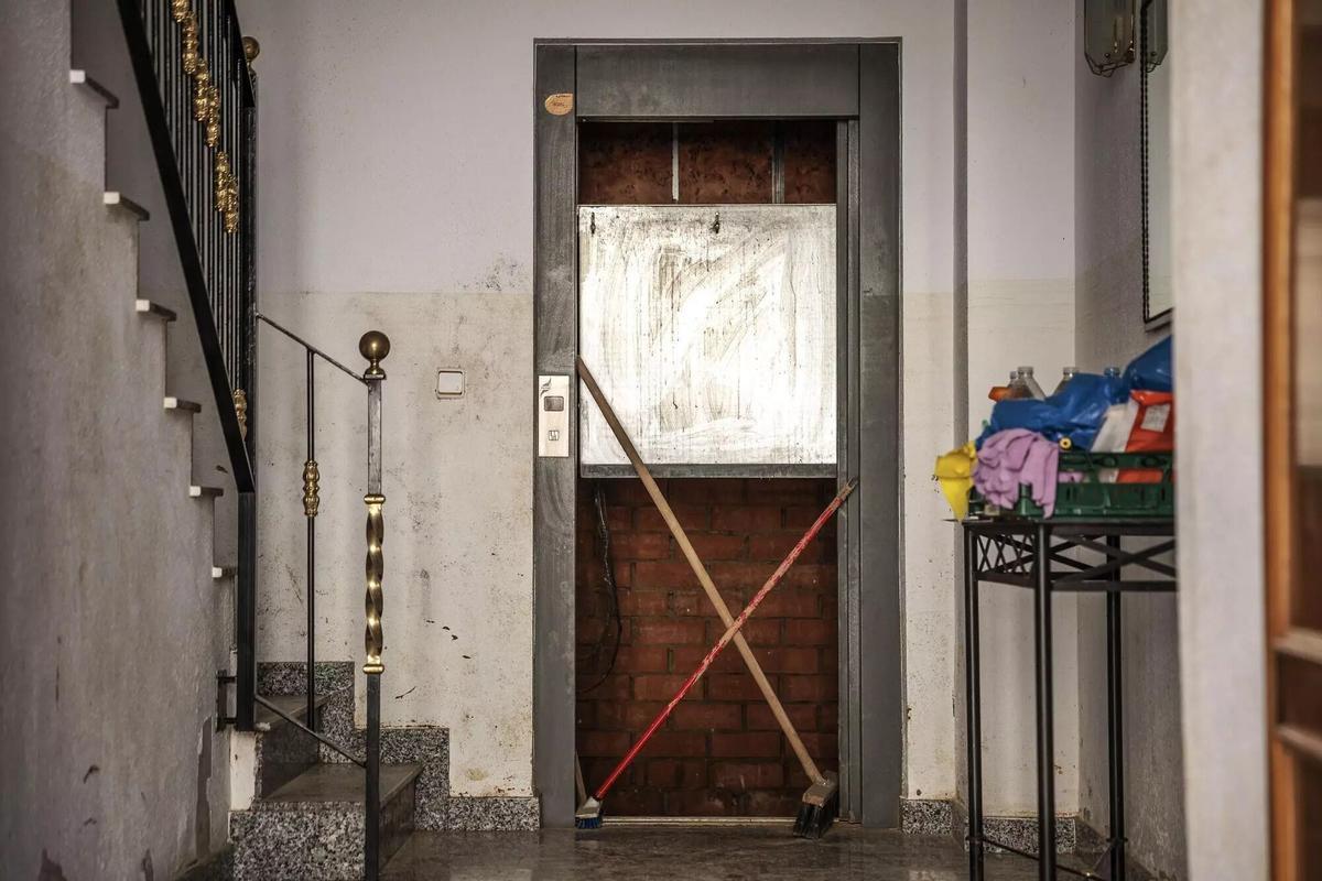 Un ascensor fuera de servicio por la dana en uno de los municipios de la zona cero