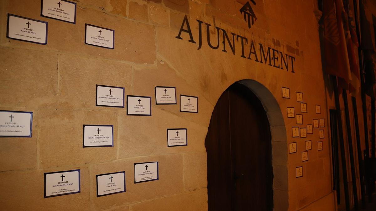 Esqueles a les portes de l’Ajuntament de Vilafamés.