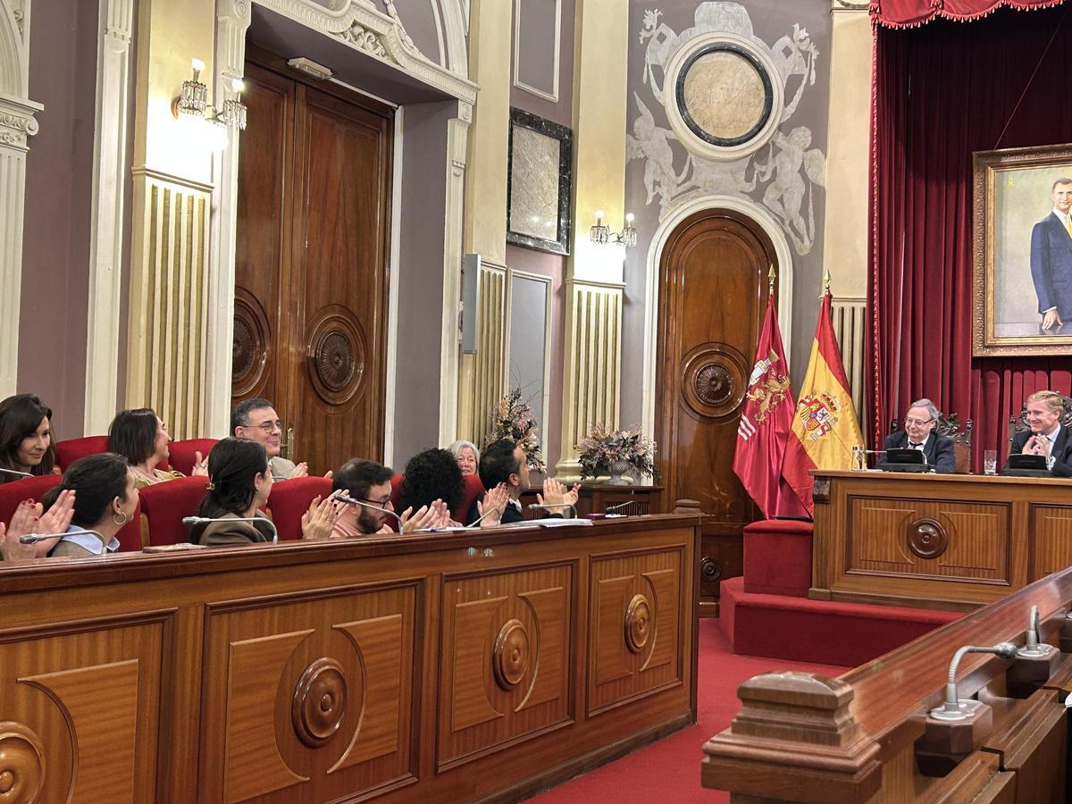 Aplausos a Manuela Costillo al finalizar el pleno.