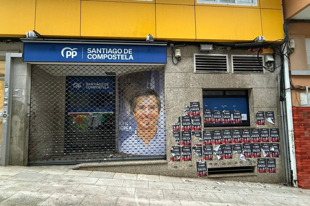 A sede do PP de Santiago, cos carteis pegados na súa fachada