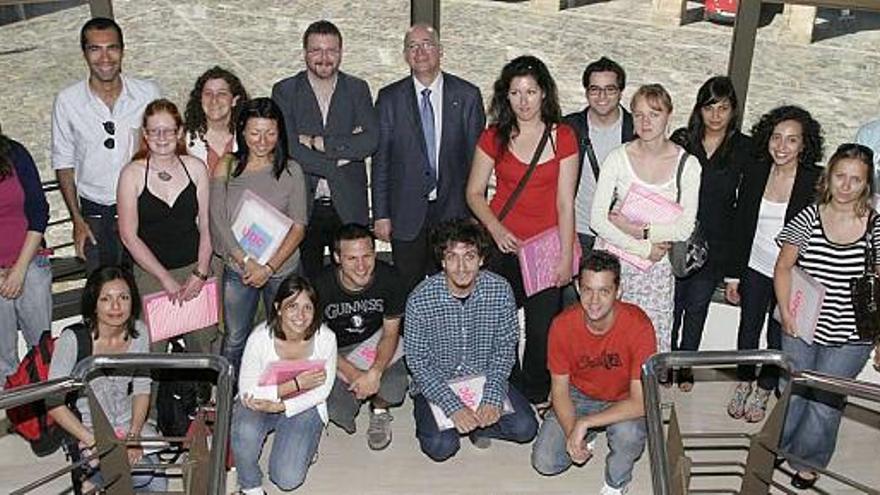 O director, os profesores e os alumnos do curso de galego xunto á directora de Normalización Lingüística e ao reitor José María Barja. / eduardo vicente