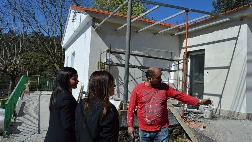 Visita de la alcaldesa y la edil de Política Social cuando el edificio estaba en obras, el pasado año. // D.P.