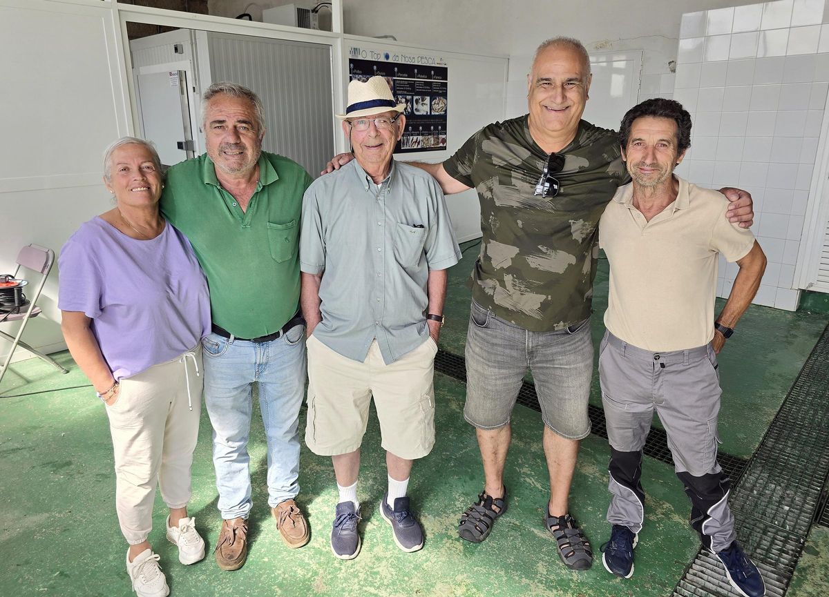 Manuel Carbajo, rodeado por miembros de la Comisión de Fiestas de San Xoán: de Vicky, Suso (presidente), Luciano (vicepresidente) y Manolo