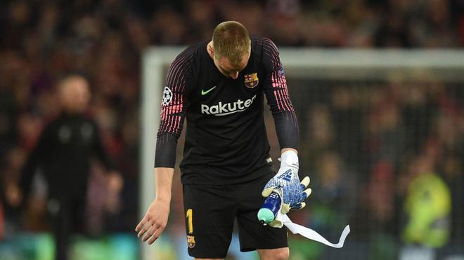 Marc-André ter Stegen fue intervenido satisfactoriamente el 18 de agosto de 2020 en el tendón rotuliano de la rodilla derecha a cargo del doctor Ramon Cugat. Estuvo algo más de dos meses de baja y se perdió el inicio de temporada.