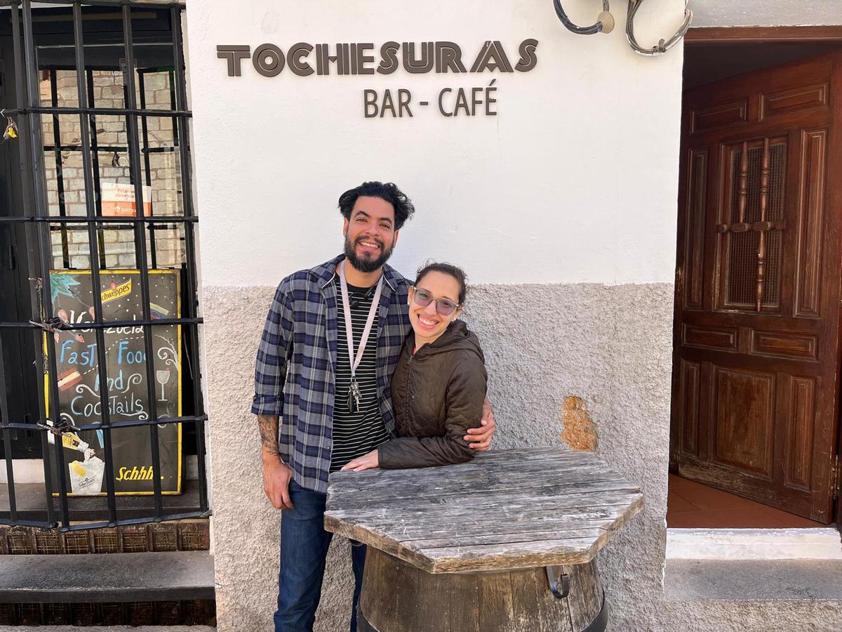 La pareja posa frente a la entrada de Tochesuras.