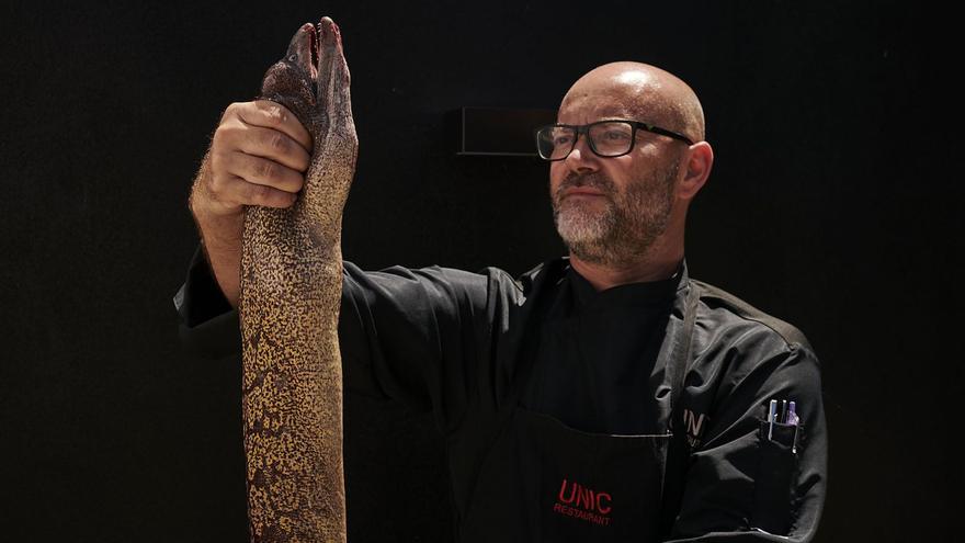 David Grussaute, con una morena en su cocina.