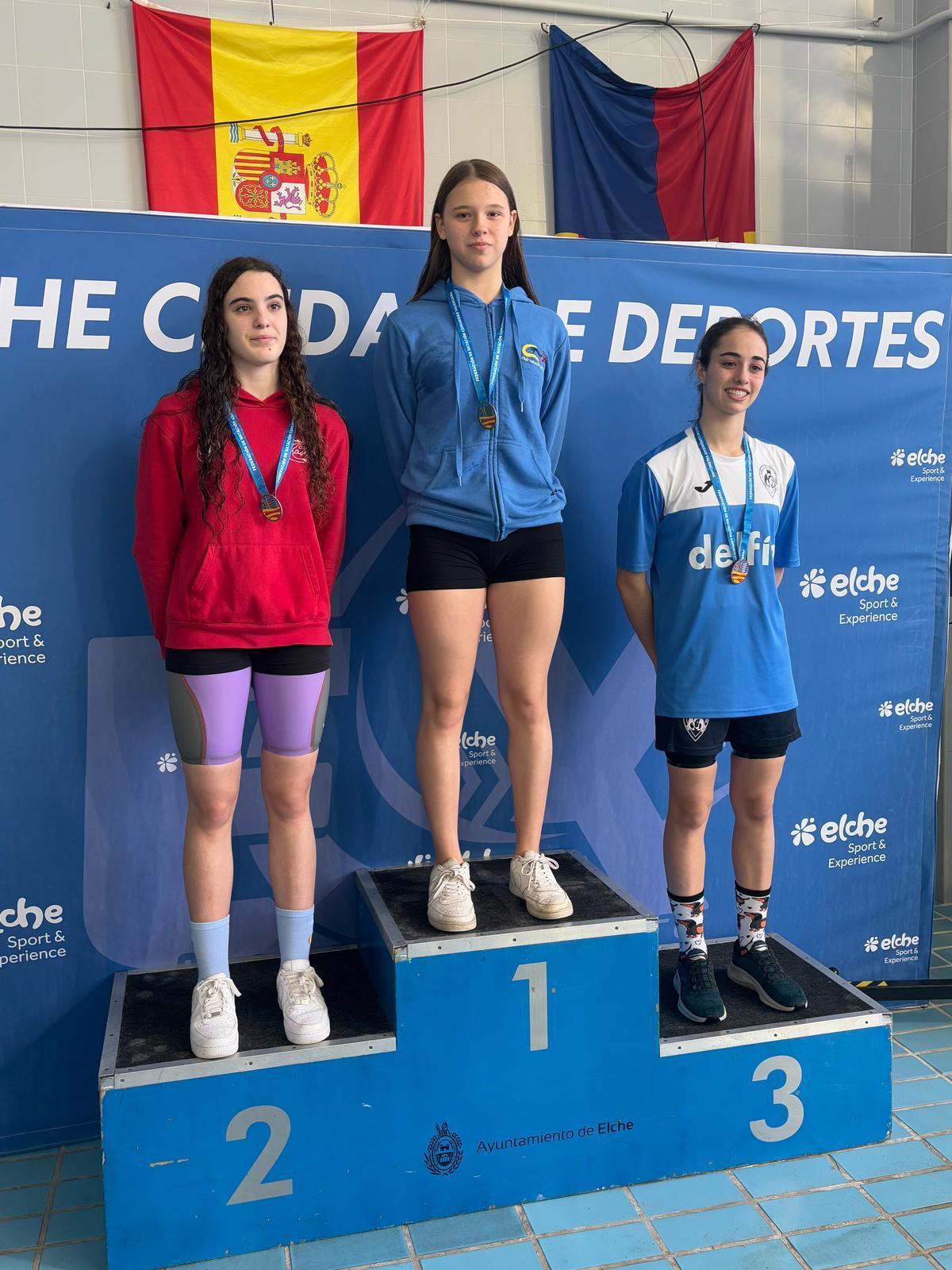 Rebeca Ferrer, del Natació Xàtiva, con el oro en el primer puesto del podio del Autonómico.