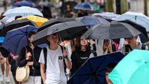 Los paraguas regresan al centro de Barcelona