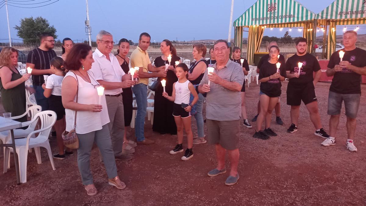 Los vecinos de Villarrubia recibieron al alcalde con velas.