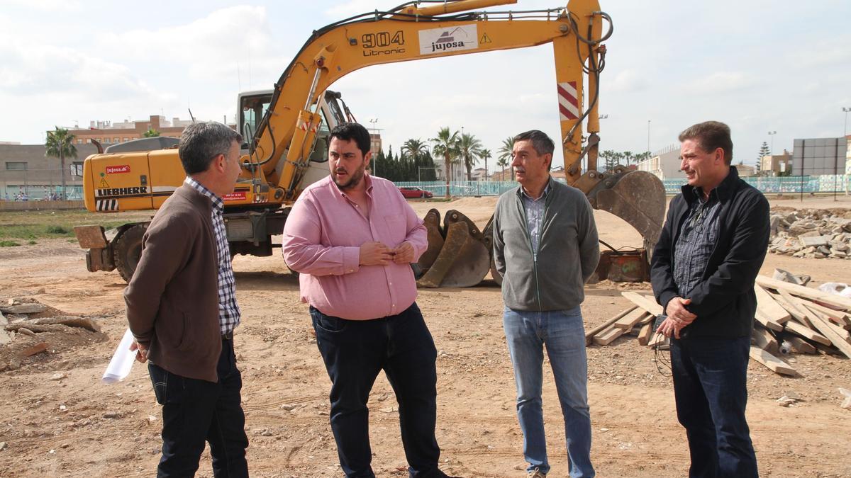 El alcalde, David García, y el concejal de Urbanismo, César Estañol, junto a los técnicos responsables del proyecto.