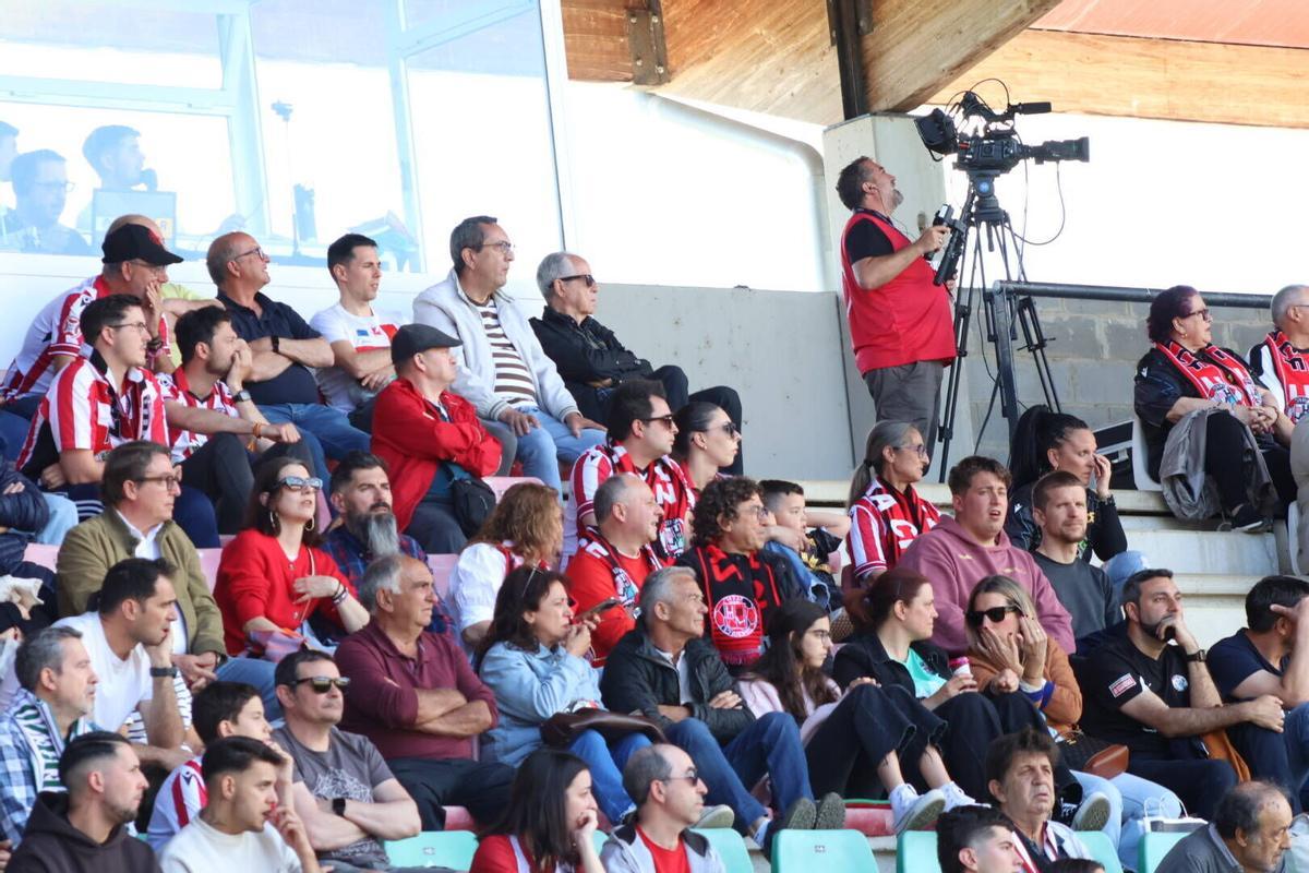 Partido entre el Zamora CF y el Cacereño disputado en el Estadio Municipal Ruta de la Plata.
