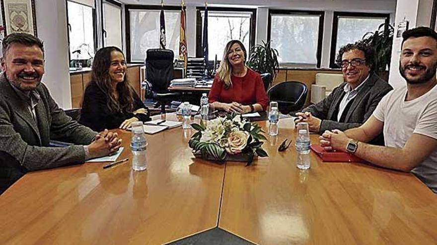 Patricia Gómez, ayer durante la reunión con los representantes de ALAS.