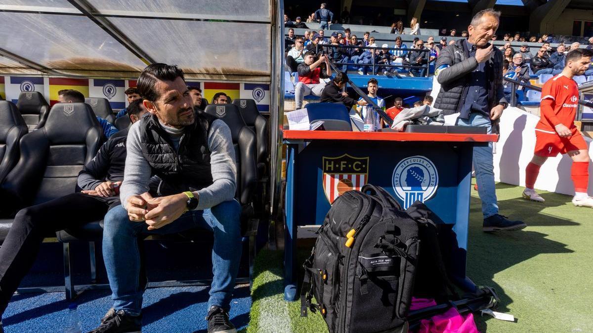 Lolo Escobar observa el calentamiento de sus jugadores desde el banquillo del Rico Pérez.