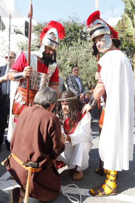 Centenares de personas asisten en el Puig de Missa a la recreación de la muerte de Jesucristo.